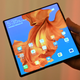 Ilustración para el artículo titulado El nuevo teléfono plegable de Huawei se doblaría hacia dentro, siguiendo los pasos del Galaxy Fold